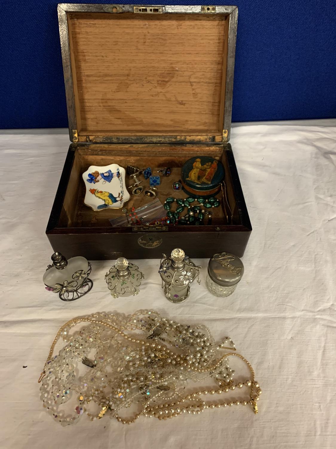 A WOODEN BOX AND CONTENTS TO INCLUDE VARIOUS COSTUME JEWELLERY
