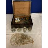 A WOODEN BOX AND CONTENTS TO INCLUDE VARIOUS COSTUME JEWELLERY