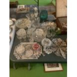 A LARGE QUANTITY OF GLASSWARE TO INCLUDE A SUGAR SHAKER, ORNAMENTS ETC