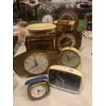 AN ASSORTMENT OF CLOCKS TO INCLUDE BOTH VINTAGE AND RETRO EXAMPLES