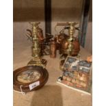 AN ASSORTMENT OF BRASS AND CERAMIC WARE TO INCLUDE A PAIR OF HEAVY BRASS CANDLE STICKS ETC