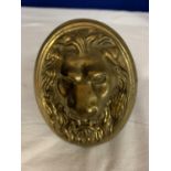 A GEORGIAN LIONS HEAD HEAVY BRASS DOOR KNOB