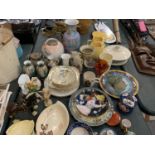 AN ASSORTMENT OF CERAMIC WARE TO INCLUDE A RETRO ROYAL DOULTON TUREEN