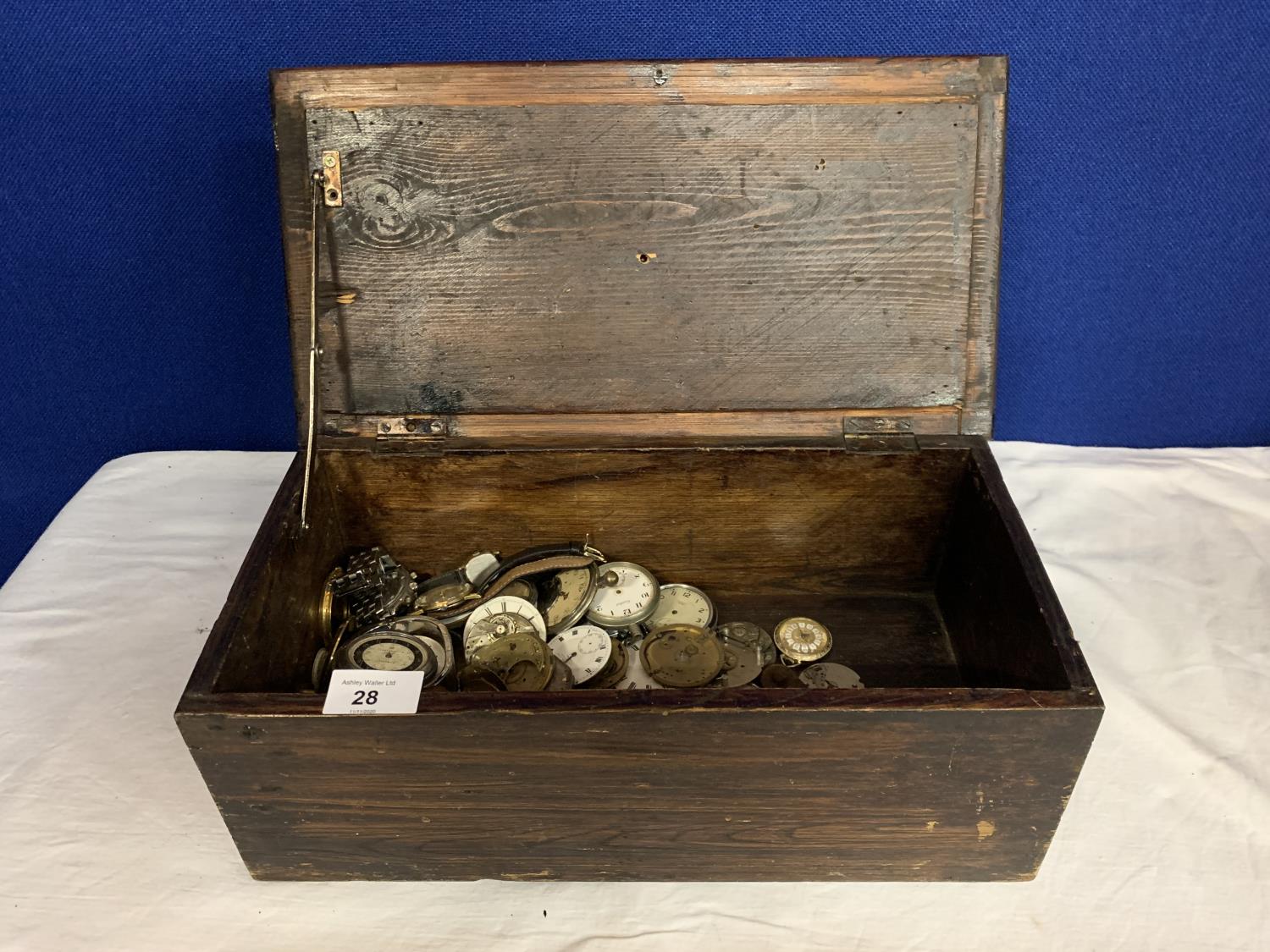 A VINTAGE DARK WOOD LIDDED BOX WITH DRAGON METAL HANDLE DETAIL TO INCLUDE A QUANTITY OF WATCH - Image 3 of 4