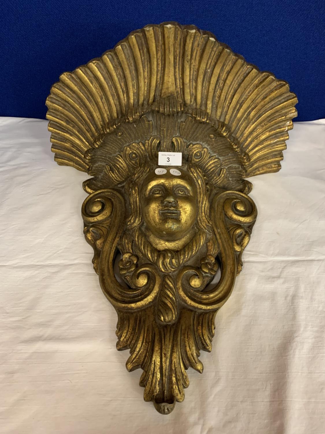 A LARGE VINTAGE GILT WALL SCONCE IN THE FORM OF A FACE