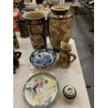 AN ASSORTMENT OF ORIENTAL CERAMIC WARE TO INCLUDE A VINTAGE SATSUMA VASE