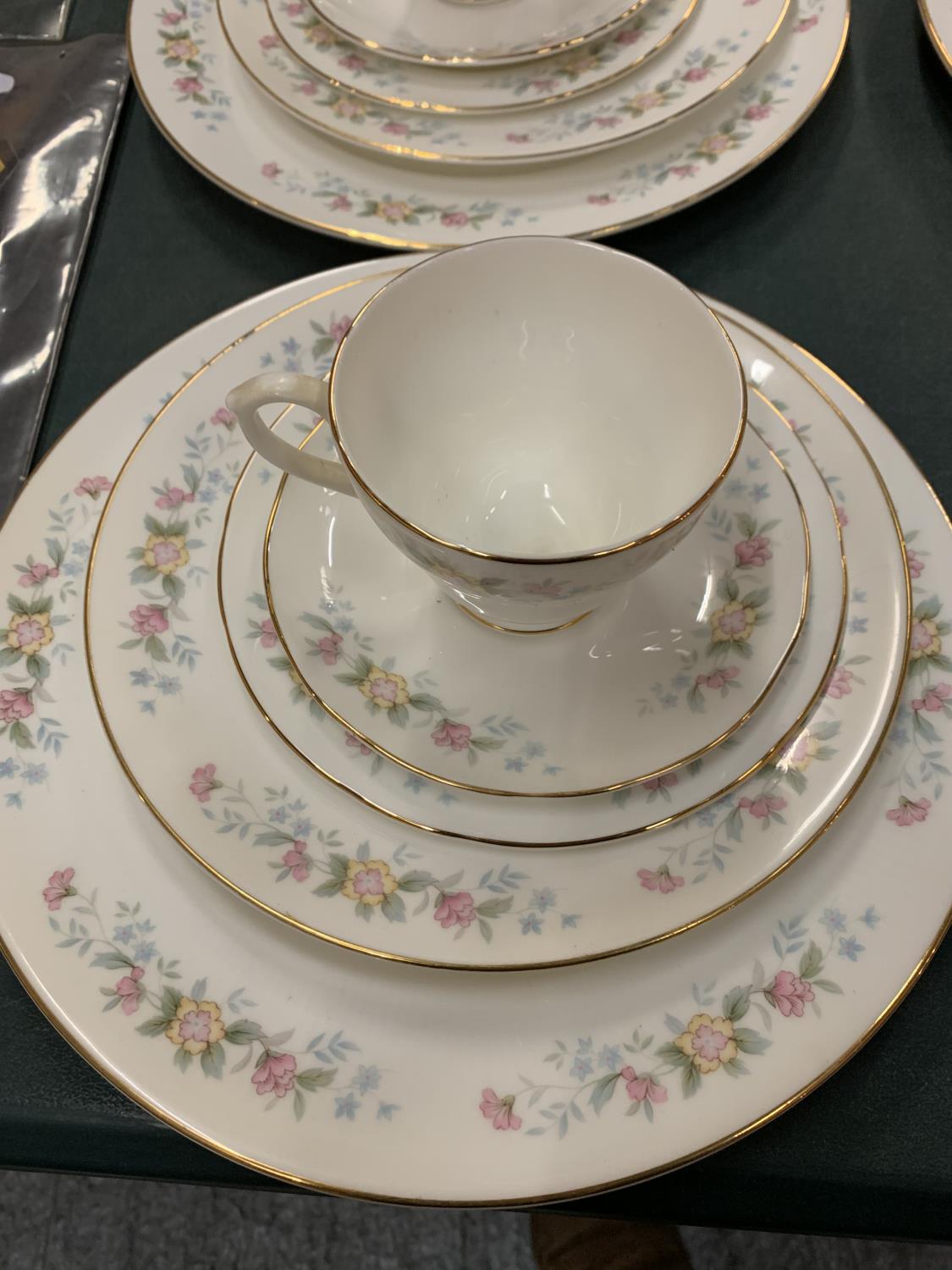 A SALISBURY DINNER SET WITH FLORAL DESIGN - Image 3 of 3