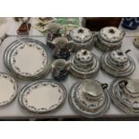 A LOSOL WARE 'BRISTOL' DINNER SERVICE TO INCLUDE SEVERAL SERVING PLATTERS AND A TRIO OF LOSOL