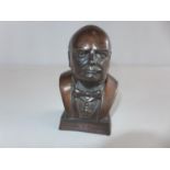 A BRONZE BUST OF WINSTON CHURCHILL, HEIGHT 13CM