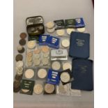 A MIXED LOT OF COINS TO INCLUDE SIX 1953 CROWNS , NINETEEN VARIOUS QE11 CROWNS , A SMALL TIN OF
