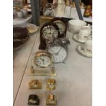 AN ASSORTMENT OF CLOCKS TO INCLUDE TWO WOODEN MANTEL CLOCKS AND FOUR MINITURES ETC