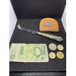 VARIOUS ITEMS TO INCLUDE A HALLMARKED SHEFFIELD SILVER CHEESE KNIFE, TWO 1980'S £1 COINS, A £1 NOTE,
