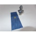 A SMALL SPELTER MODEL OF A GERMAN SOLDIER, HEIGHT 6.5CM, INSCRIBED RESERVE HAT RUH AND A BLUE RIBBON