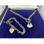 A BOXED HEAVY SILVER NECKLACE AND BRACELET SET WITH HEART CHARMS