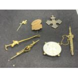 SEVEN VARIOUS BROOCHES AND PINS