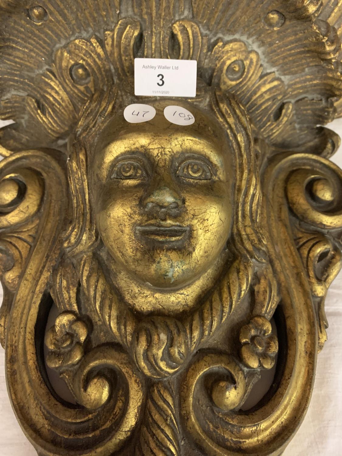 A LARGE VINTAGE GILT WALL SCONCE IN THE FORM OF A FACE - Image 2 of 4