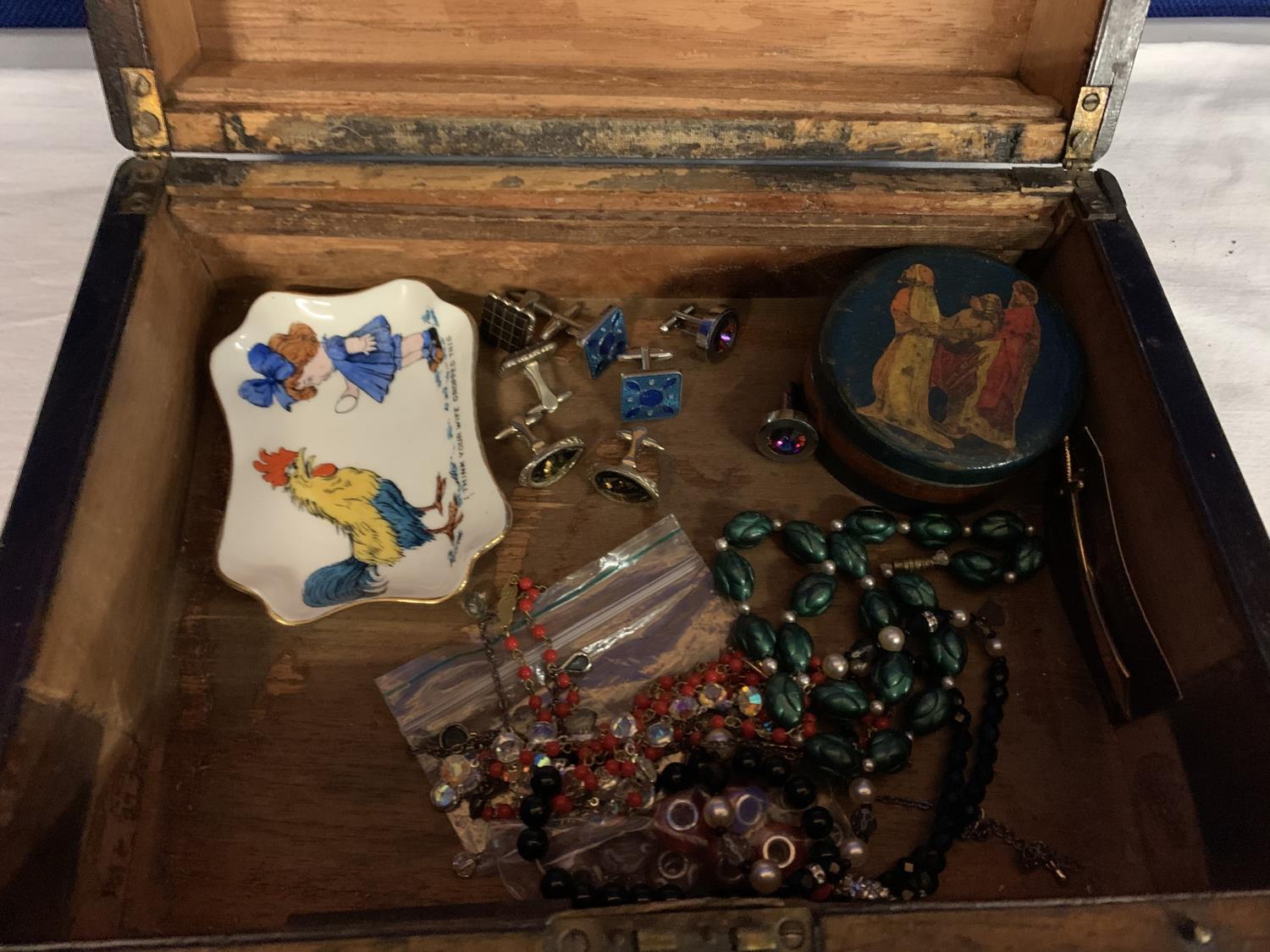 A WOODEN BOX AND CONTENTS TO INCLUDE VARIOUS COSTUME JEWELLERY - Image 3 of 4