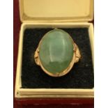 A 22 CARAT JADE RING IN FINE CONDITION 5.2G SIZE:O