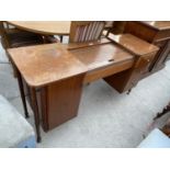 AN AUSTIN SUITE MAHOGANY DRESSING TABLE (LACKING MIRROR) ENCLOSING THREE DRAWERS AND ONE CUPBOARD,