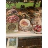 VARIOUS ITEMS OF CERAMIC WARE TO INCLUDE DECORATIVE PLATES ETC