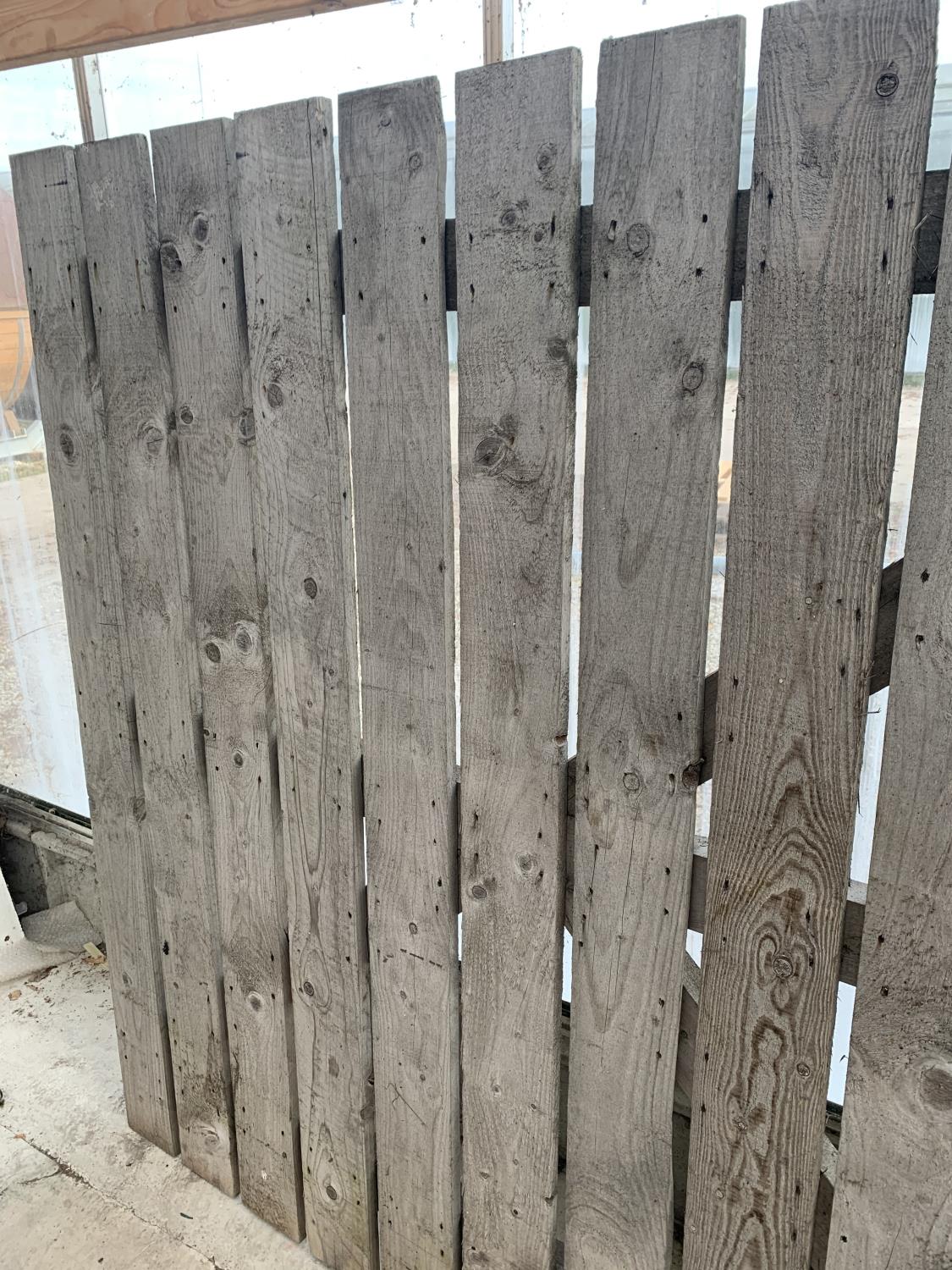 A VERY LARGE SLATTED WOODEN YARD GATE, WIDTH 182CM, HEIGHT 180CM - Image 4 of 4