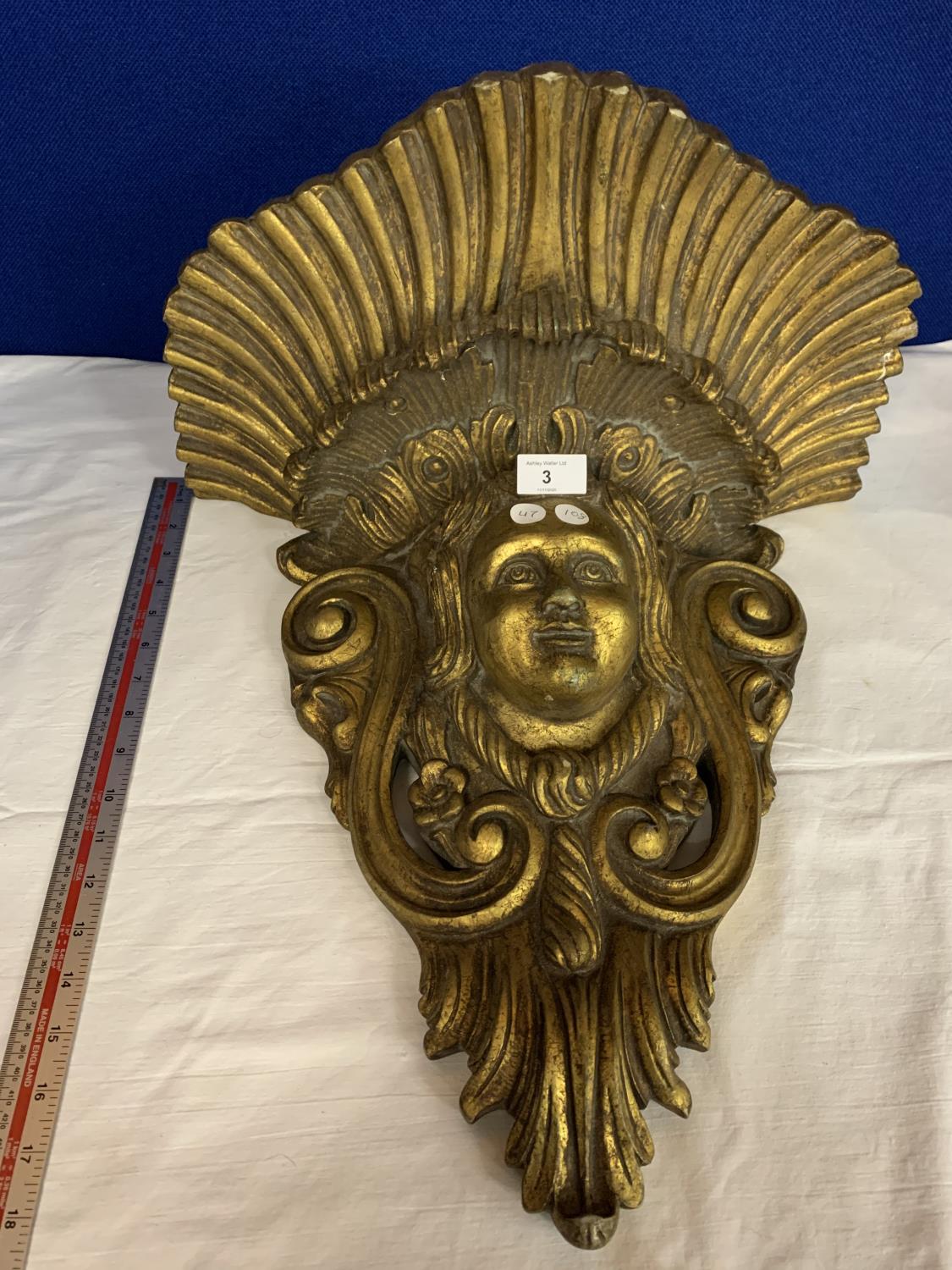 A LARGE VINTAGE GILT WALL SCONCE IN THE FORM OF A FACE - Image 3 of 4