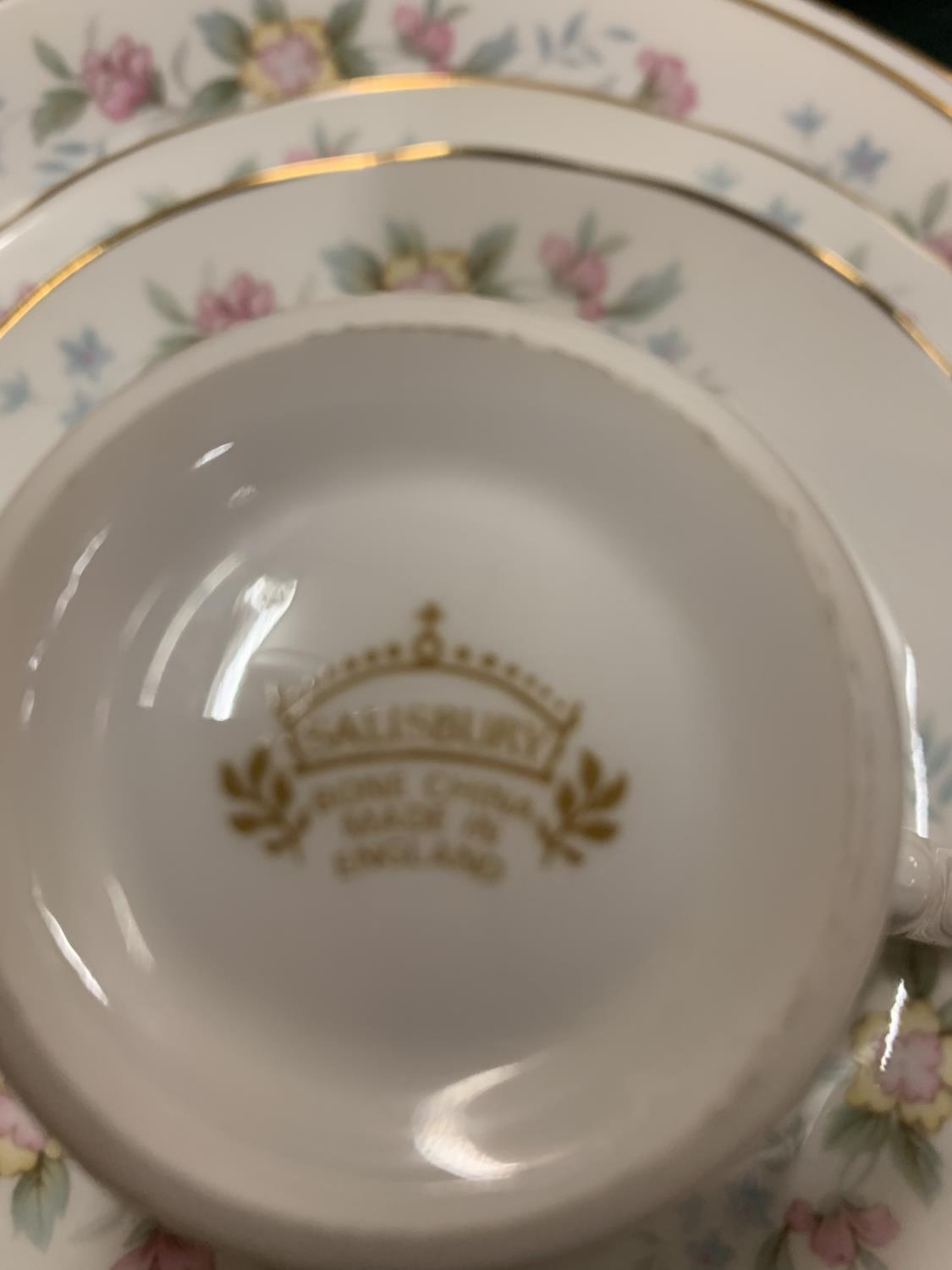 A SALISBURY DINNER SET WITH FLORAL DESIGN - Image 2 of 3