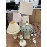 AN ASSORTMENT OF TABLE LAMPS AND SHADES TO INCLUDE A DECORATIVE GOLD LAMP WITH GLASS SHADE, BELIEVED