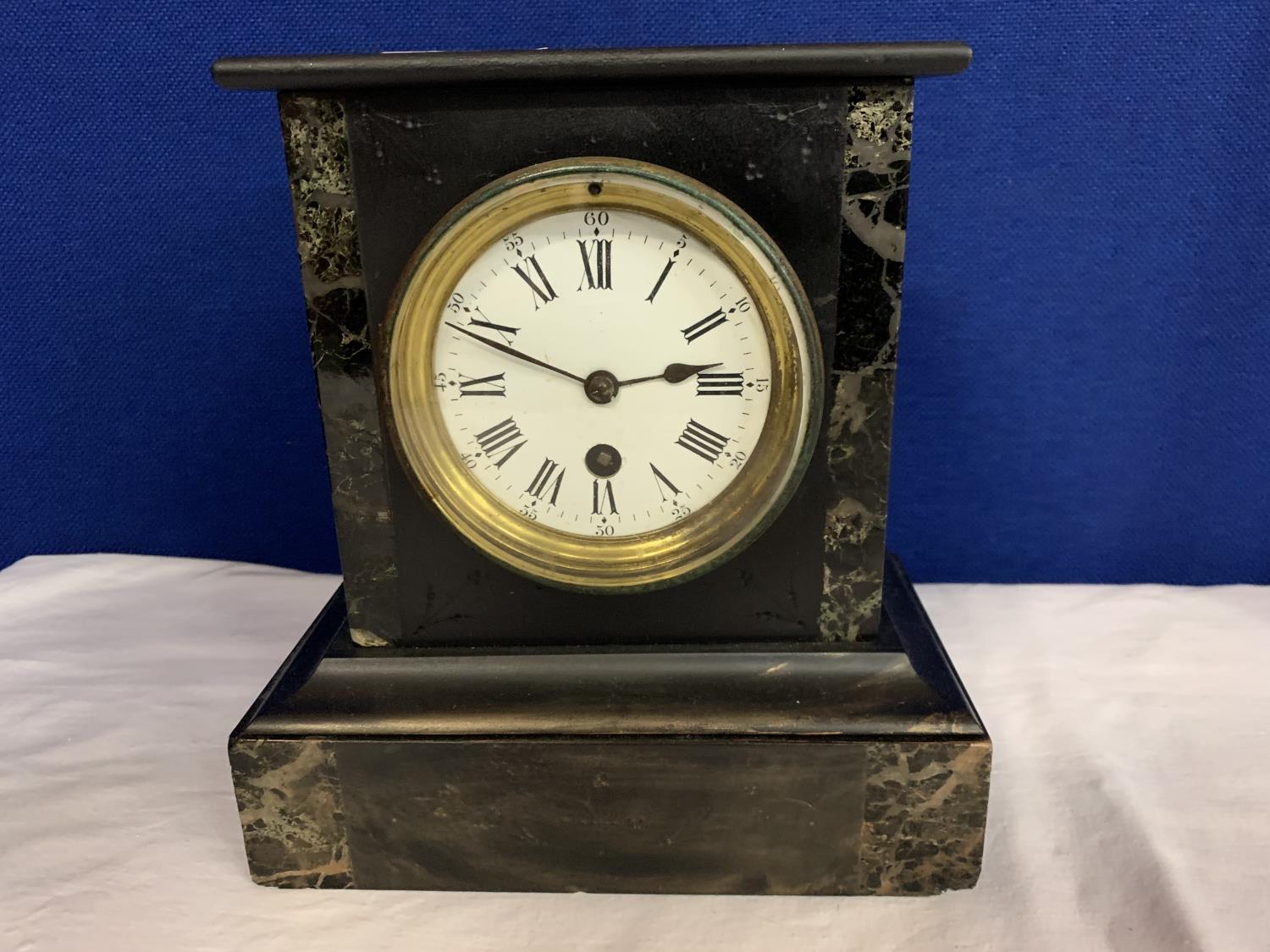 A BLACK MARBLE MANTEL CLOCK - Image 2 of 5