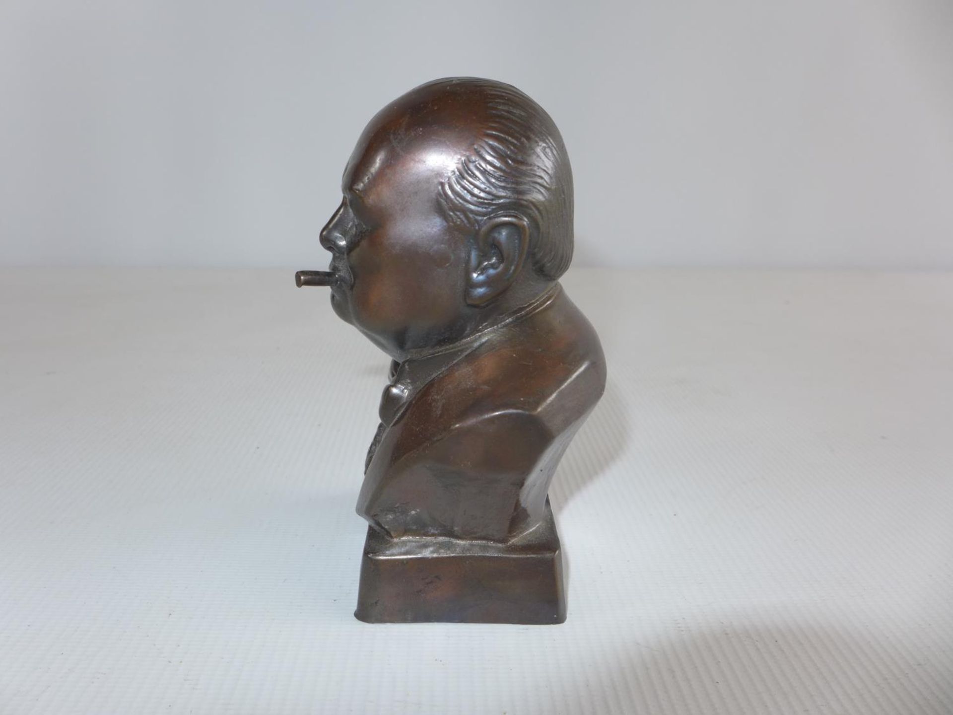 A BRONZE BUST OF WINSTON CHURCHILL, HEIGHT 13CM - Image 2 of 4
