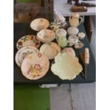 AN ASSORTMENT OF CERAMIC WARE TO INCLUDE A CARLTON LEAF BOWL, WINDSOR WARE AND A SELECTION OF