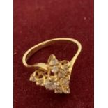 AN 18 CARAT DIAMOND CLUSTER RING 3.47G APPROXIMATELY 60 PTS SIZE: O