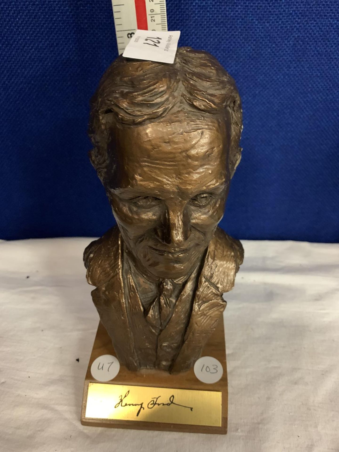 A SMALL RESIN BUST OF HENRY FORD - Image 4 of 4