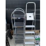 A CHROME RACK AND A SET OF ALLOY STEP LADDERS