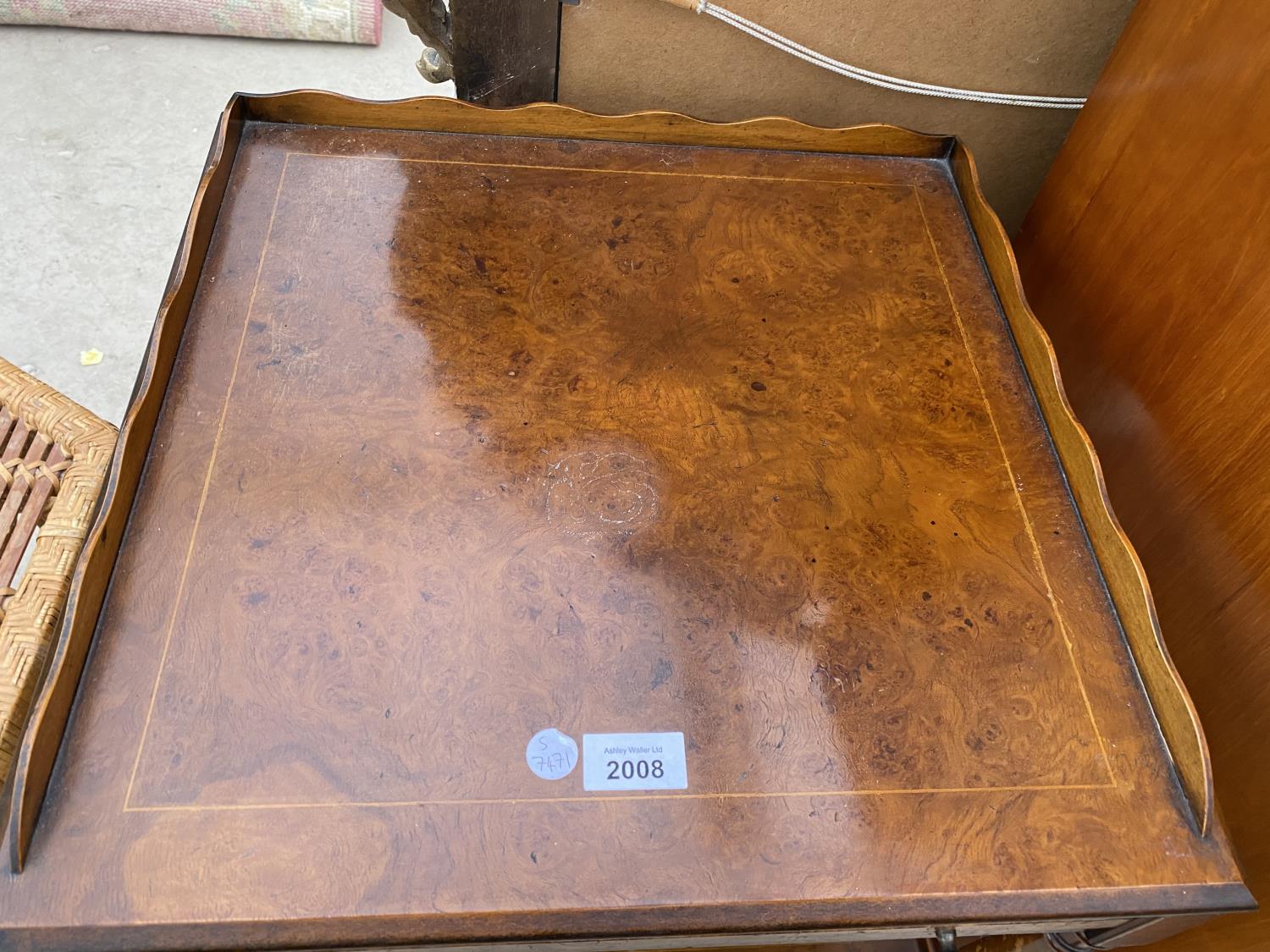 A SQUARE INLAID WALNUT SIDE TABLE WITH LOWER DRAWER AND SERVING SLIDE - Image 2 of 3