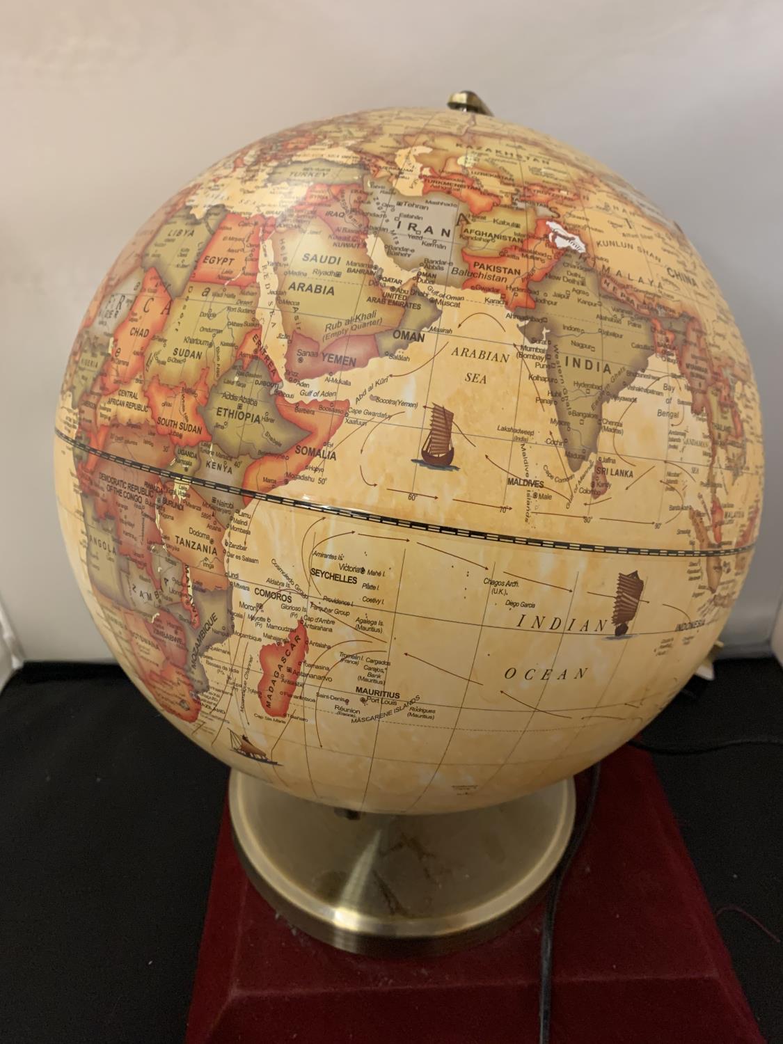 A WORLD GLOBE WITH INTERNAL LIGHT - Bild 2 aus 4