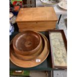 AN ASSORTMENT OF TREEN ITEMS TO INCLUDE A LARGE BOX AND TWO LARGE SERVING PLATTERS ETC