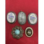 FIVE VAROUS VINTAGE STYLE BROOCHES IN A BOX