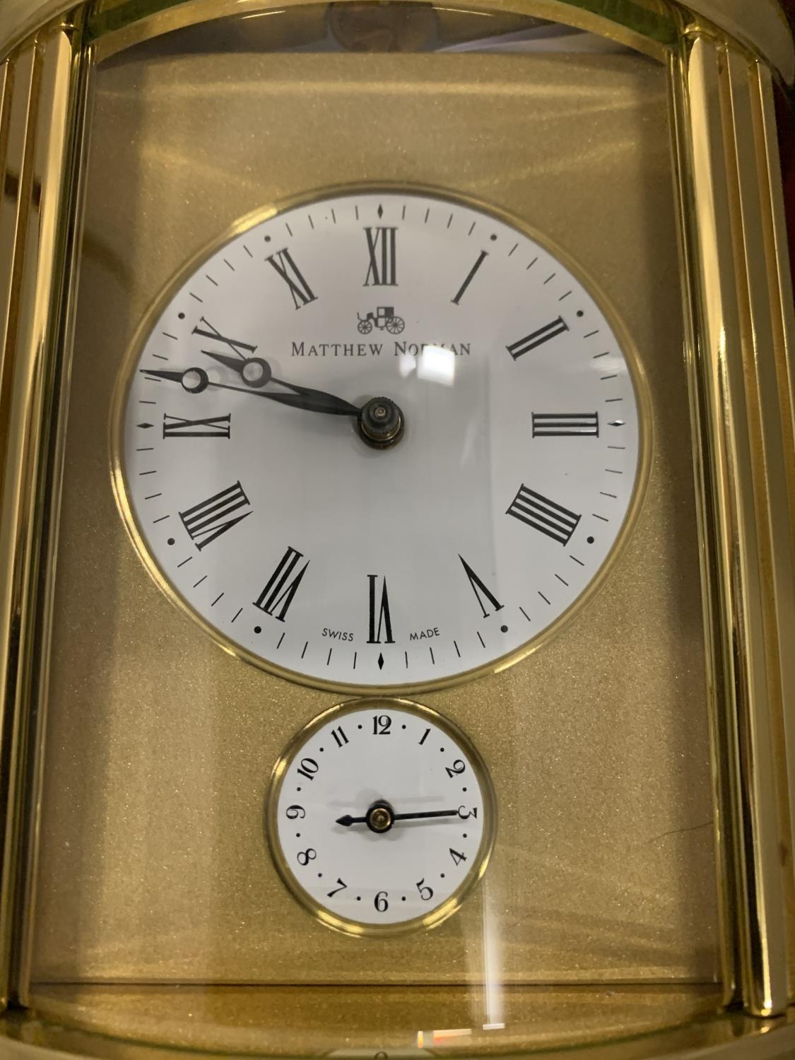 A GILT BRASS SWISS MADE MATTHEW NORMAN CARRIAGE CLOCK - Image 4 of 6