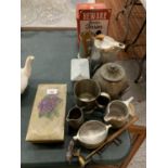 AN ASSORTMENT OF METAL WARE TO INCLUDE A VINTAGE 'AMARETTI DI SARONNO' TIN AND CANDLE SNUFF ETC