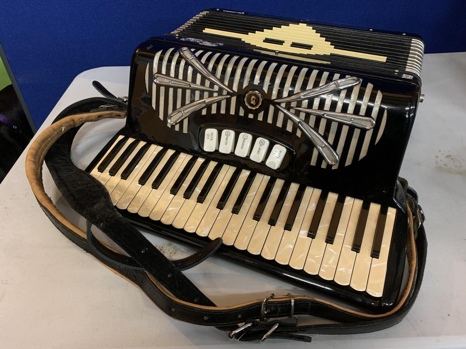 A VINTAGE ACCORDION IN A LEATHER EFFECT CARRY CASE - Image 4 of 6