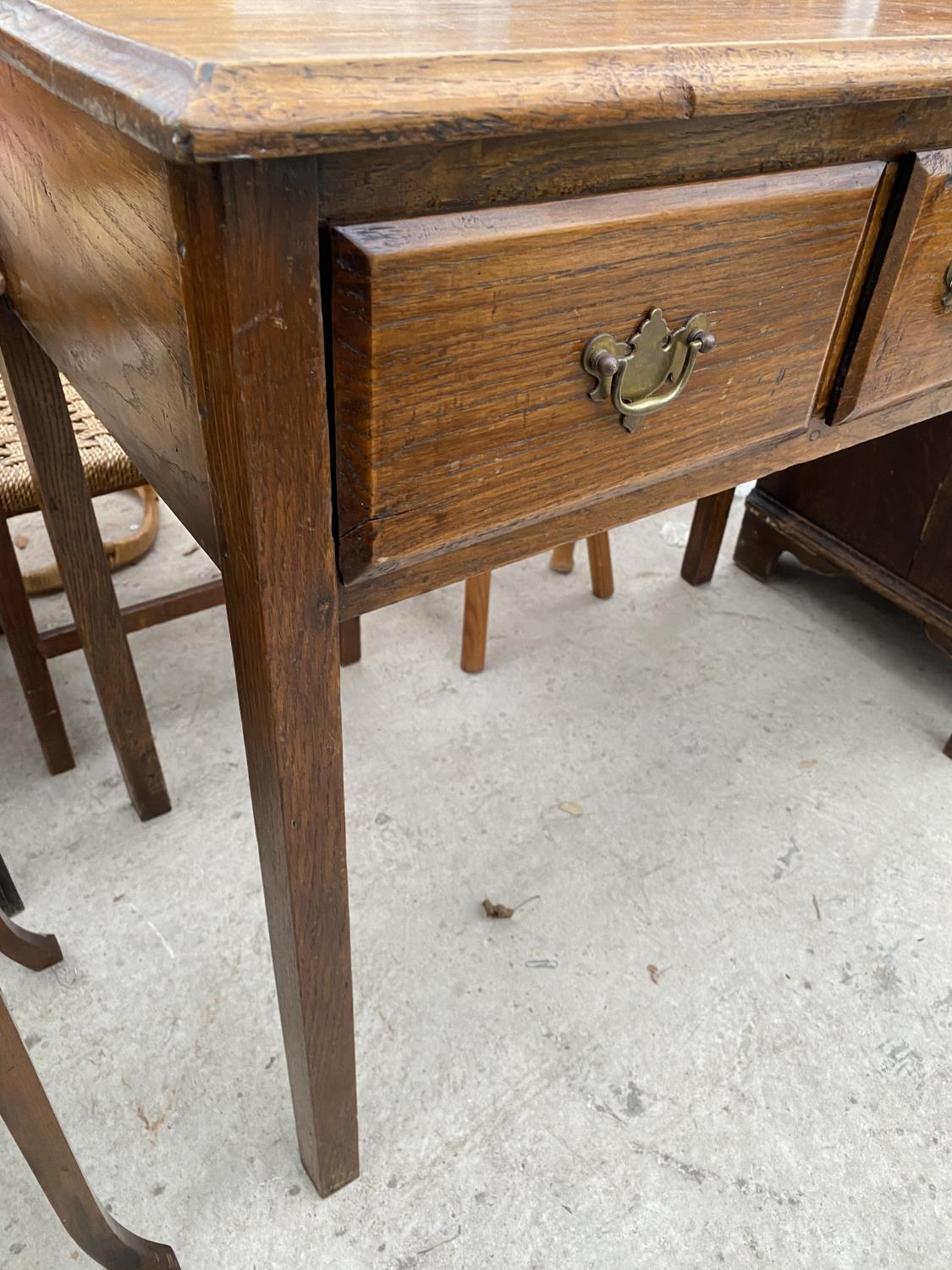 A GEORGIAN OAK SIDE TABLE ENCLOSING TWO LONG AND ONE SHORT DRAWER, 37" WIDE - Image 4 of 4