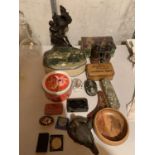 A SELECTION OF METAL AND TREEN WARE TO INCLUDE VINTAGE TINS ETC