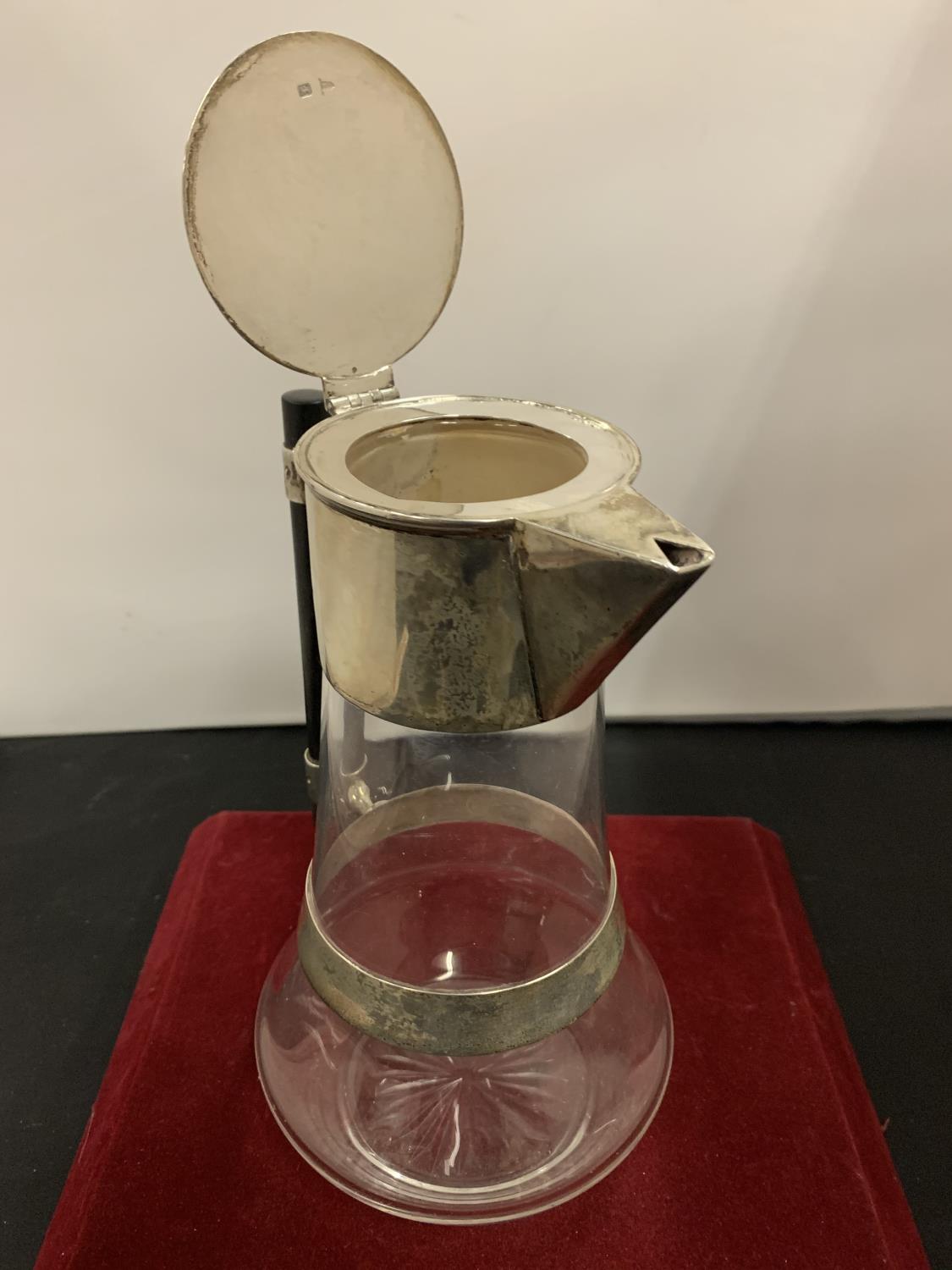 A DOCTOR CHRISTOPHER DRESSER DESIGN SILVER MOUNTED GLASS CLARET JUG, HEIGHT 24.5CM, SHEFFIELD - Image 4 of 6