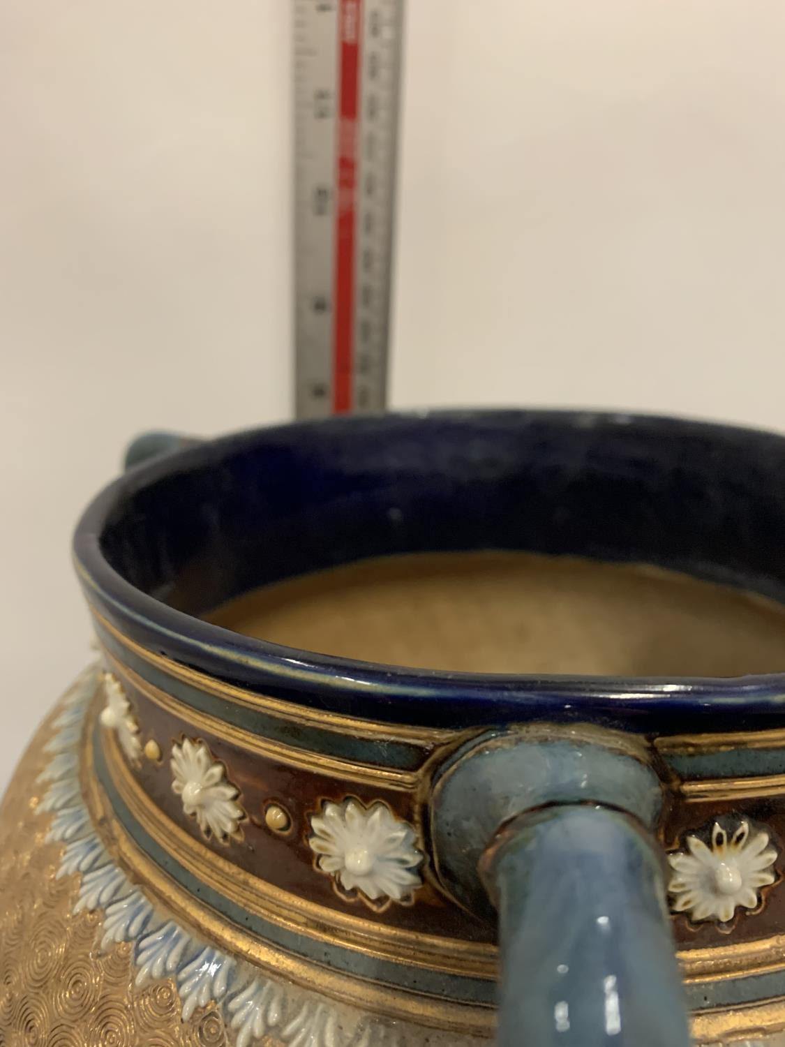 A DECORATIVE GLAZED CERAMIC BOWL ON THREE LEGS WITH GOLD LUSTRE DETAIL - Image 4 of 4