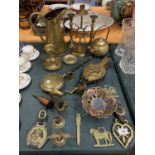 A SELECTION OF VINTAGE BRASSWARE TO INCLUDE CANDLESTICKS ETC