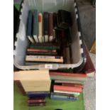 A LARGE QUANTITY OF VINTAGE BOOKS TO INCLUDE 'THE WIND IN THE WILLOWS' AND THE ILLUSTRATED OXFORD