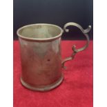 A SMALL HALLMARKED LONDON 1943 SILVER TANKARD - 8 CM HIGH