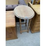 A SMALL OAK OCCASIONAL TABLE WITH PIE CRUST EDGE AND BARLEY TWIST SUPPORTS