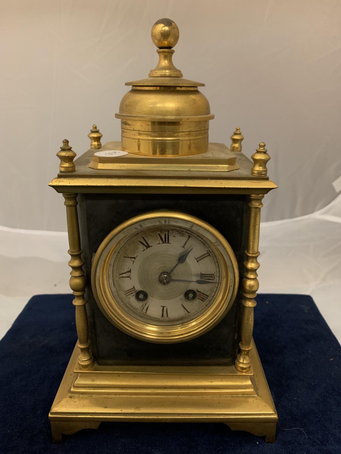 A 19TH CENTURY BRASS CASED FRENCH EIGHT DAY MANTEL CLOCK WITH KEY AND OTHER VARIOUS KEYS - Image 2 of 6